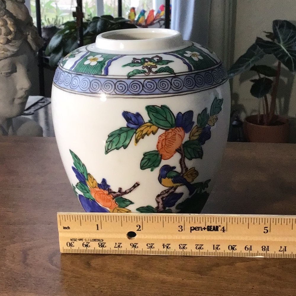 Japanese porcelain jar - a ginger jar or vase - Picture 5 of 13
